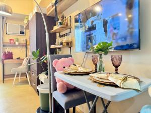 Urban Oasis Condo 1 Bedroom Facing Pool Area only steps away from Ayala Mall