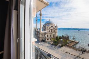 Hip Waterfront Apt with a Striking View