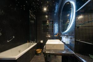 RARE! 2-Br with Pools Beach Access Private Parking