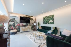 RARE! 2-Br with Pools Beach Access Private Parking