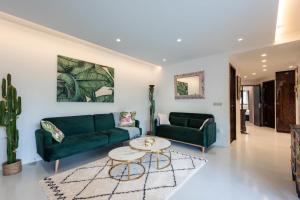 RARE! 2-Br with Pools Beach Access Private Parking