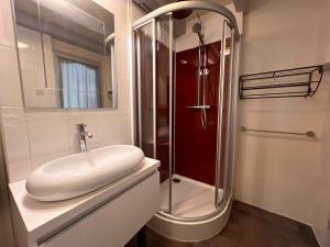 Maisons de vacances Gite de Charme Au Bal des Hirondelles classe 5* : Maison 5 Chambres