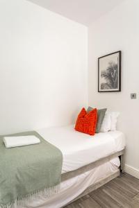 Cozy Kingfisher - 2-Bed Bungalow in Brighton near the Beach With Free WiFi & Terrace by Kozmo Properties