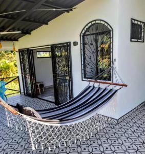 CASA TROPICAL-3 bdrm w private pool Close to beach