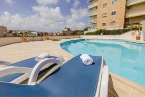 Spinola Court 2BED w pool and parking by Homely
