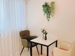 House9 , room3, queen bed4 ,elevator O , hills X, stairs X , 4min from subway and bus station,exclusive space