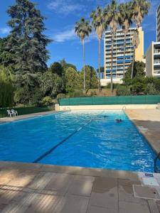 Terrasses de la Corniche, 2p 65m2 spacieux, terrasses mer & montagne, piscine et parking privé