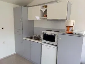 Thekla's Attic - Neo Mpizani