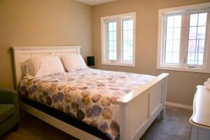 Cozy, 4 Bedroom Chalet, 10 min walk to Village