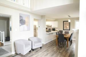 Cozy, 4 Bedroom Chalet, 10 min walk to Village