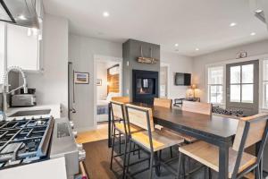 Modern, Private Patio, Walk to Town!