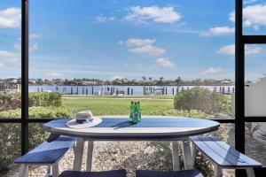 Rare walkout condo walk to beach and restaurants - 4hvězdičkové hotely ve městě Marco Island