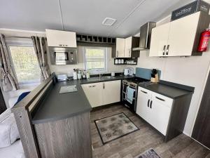 Caravan - Sleeps 4 - Pool - Pet Friendly