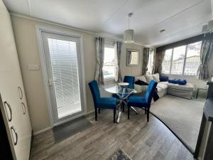 Caravan - Sleeps 4 - Pool - Pet Friendly