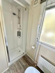 Caravan - Sleeps 4 - Pool - Pet Friendly