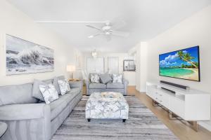 Inviting condo on beach with pool and tennis courts