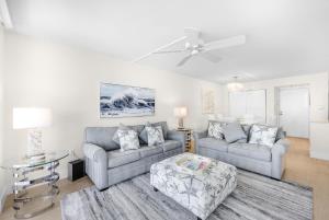 Inviting condo on beach with pool and tennis courts