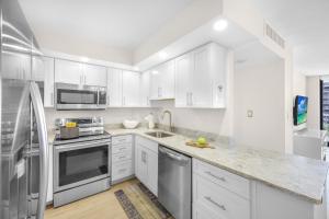 Inviting condo on beach with pool and tennis courts