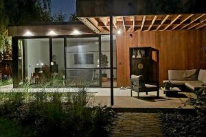 Garden room in green surroundings, sleeps 2