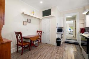 Cozy Retreat on Commercial Street for 2