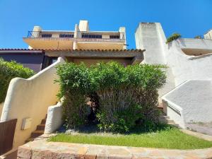 Marines de Cogolin, studio neuf face à la plage, climatisation, wifi, terrasse, proche St Tropez