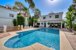 1102 Villa with pool ,lounge, BBQ ,direkt in Marbella