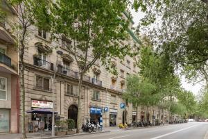 Luxury Apt with King Beds & Central AC in Heart of BCN