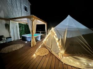 Tentes de luxe LOVE ROOM Tente Lodge spa MFG chez C&C, exclusivement reservee aux ADULTES : photos des chambres