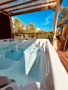 Yourte éco-lodge avec jacuzzi luxe chez C&C, exclusivement réservée aux ADULTES