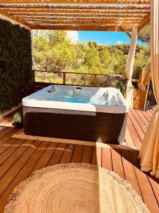 Tentes de luxe LOVE ROOM Tente Lodge spa MFG chez C&C, exclusivement reservee aux ADULTES : photos des chambres