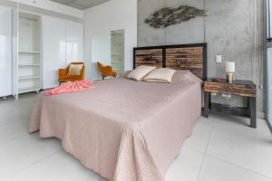 Modern Oasis iFreses, 18th floor! AC, TV and Pool