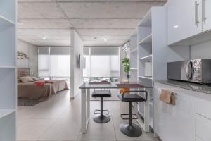 Modern Oasis iFreses, 18th floor! AC, TV and Pool