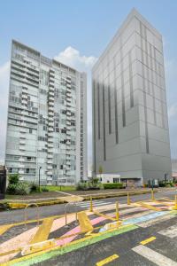 Modern Oasis iFreses, 18th floor! AC, TV and Pool