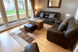 Spacious 4 bedroom Townhouse near Scenic Beach & City Centre