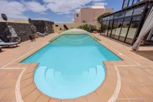 Luxury Canarian villa with large pool in Costa Teguise - Teguise