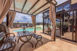 Luxury Canarian villa with large pool in Costa Teguise - 4hvězdičkové hotely ve městě Teguise