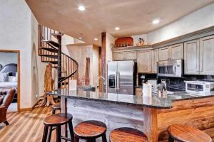 Highlands Lodge 405 by East West Hospitality