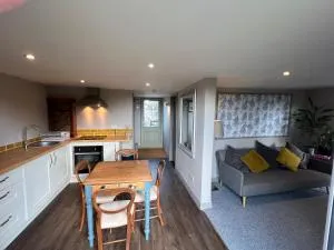 Lavender Lodge - Pool and Hot Tub with sunset views over open fields - Banham