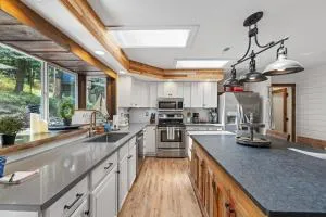 New! Rustic Retreat - Near downtown, parks & hospital - Hot tub - 5 bd - McCall