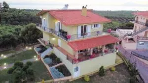 Elenas Villas - 基利尼