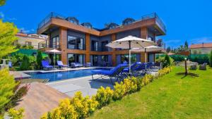 4 Bedroom Luxury Villa Close to Shops and Restaurants