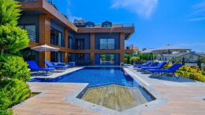 4 Bedroom Luxury Villa Close to Shops and Restaurants