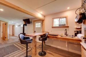 Deluxe Cabin A at Elk Creek Escape Pet Friendly!