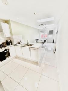 Reading Getaway For Families & Business & Parking