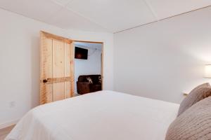 Community Perks Elk Creek Escape - Deluxe Cabin C