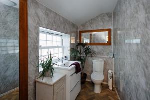 The Farmhouse with two hot tubs