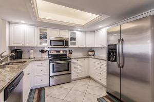 1055-405 Serene Condo with Pond View and Lanai