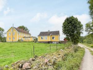 Charming Cottage by Lake in Torsebo