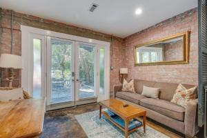 about 4 Mi to Downtown Historic Austin Apartment