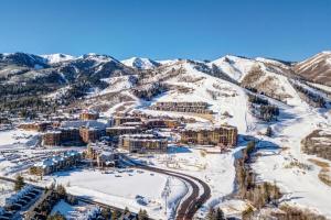 Redpine Peaks Condo Mins to Ski Canyons Resort, Hot tub, Golf, Walk to Lifts!